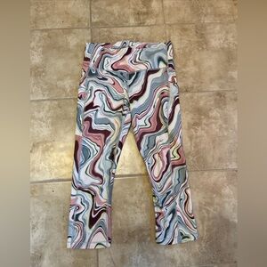 Athleta Ultimate Stash pocket marble swirl print capri leggings medium